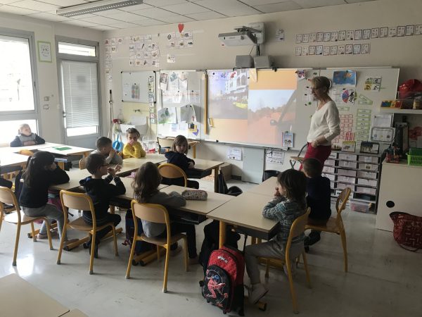 Salle de classe et professeur